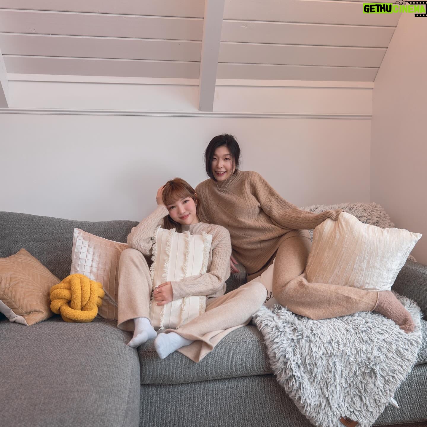 Mei Ho Instagram - Sleep over pillow fights with @_laura_y_c Airbnb @aretreatonflowinglake Photographer @joeychi.dng 剛認識的時候 發現我們有同一套愛迪達套裝 這次在美國旅行再買一套姊妹裝 在這什麼都要加稅 刷完卡後我們偷偷用中文說:「手工毛衣好貴噢..」 :「對啊..我們怎麼那麼衝動」 Cody聽得懂中文「好貴」一直笑我們買了又抱怨 哈哈哈哈哈哈哈算了啦當買一個回憶嘛˶>ᗜ<˵