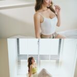Mei Ho Instagram - WAVE SHINE挺波衣品牌大使 女孩們是不是還在擔心夏天想穿涼快點，又擔心內衣露出來不好看？貼nubra皮膚敏感紅癢呢？ #WaveShine 全新 #WaveShine挺波衣 系列，不只是BRA TOP更是一件就能出門的 #美波神器 ，有細肩帶、平口、削肩背心、短袖、洋裝，各種款式都有內建 #獨家專利胸墊 穿上立刻「挺．穩．大」 不管單穿還是內搭都能正面集中、側面渾圓。面料柔軟又有高彈性，胸下圍包整圈鬆緊織帶真的安全感十足，長時間都能支撐穩定不跑杯。下厚漸薄的獨家專利胸墊穿上罩杯立刻升級2Cup！而且有分飽滿型胸墊和薄杯胸墊 #小胸救星大胸安心 可以依不同穿著習慣隨意更換🤍 🥑我最喜歡酪梨奶昔顏色的平口 單穿下身配針織裙就有滿滿的海島感 想時髦俐落的話就搭個西裝外套輕鬆出門！ 挺波衣系列官網以及門市都開賣了！ 杏色繞脖款和藍色削肩款是4/9上市的新品，希望女孩們都能穿上自信 #讓美麗變簡單 即日起到5/1 輸入折扣碼「HOMEI0416」就可以享有消費滿$1,500現折$150的優惠。 #內建胸墊挺穩大 #美波第一品牌 #WaveShine挺波衣挺一波 @wave_shine