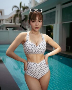 Mei Ho Instagram - 🇹🇭🌴

邁入三十後感受到一切自在從容
褪去了勉強和不自信

思考過來自原生家庭和社會環境的影響
為了要「懂事」而委屈
為了要「圓融」忍氣吞聲

你可能和以前的我一樣
會在面對衝突時選擇不說話
累積內耗再自我爆炸

這些年練習學會「說出自己的想法」之後
不預設可能會面對的衝突
說出自己的想法解決問題就會變得輕鬆

人生就像一場遊戲
誰能玩得最盡興而已

所以我們在泰國玩得很開心💋
Thank you AirAsia @flyairasia.th 

#沒有圖文不符吧 
#這樣轉會太硬嗎
#活得自在可可愛愛 

Bikini @wave_shine
Photo by @c_lander
