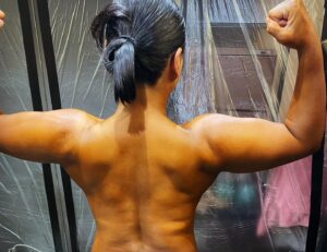 Meiko Satomura Instagram - ふと撮ってもらったの。
70kg
 #筋トレ
#muscle #プロレスラー
2024.5.10