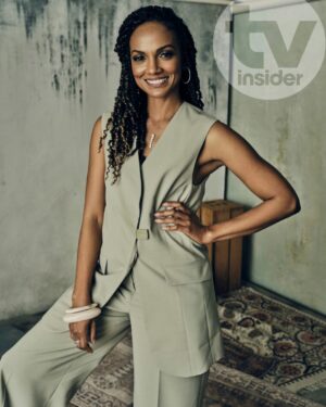 Mekia Cox Instagram - Much thnx to @tvinsider 🙏🏾 @therookieabc #therookie

Pants Suit: Visning
Coat: @lafayette148ny
Earrings: @jennifermillerjewelry
Bangles: @dinosaur_designs
Shoes: @lesilla
Rings: @simongjewelry
Sunglasses: Bottega Veneta