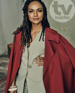 Mekia Cox Instagram - Much thnx to @tvinsider 🙏🏾 @therookieabc #therookie

Pants Suit: Visning
Coat: @lafayette148ny
Earrings: @jennifermillerjewelry
Bangles: @dinosaur_designs
Shoes: @lesilla
Rings: @simongjewelry
Sunglasses: Bottega Veneta
