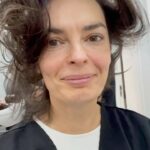 Melânia Gomes Instagram - Podem confiar, estão em boas mãos, eu é que tenho um estilo muito próprio 😅 Agora a sério a minha @rosawiller é a maior e hoje faz anos, parabéns!!! 🥳🤩👏✨ Obrigada por me aturares há tantos anos... #cabelos #designeformacabeleireiro #produtosbiologicos #produtosvegans