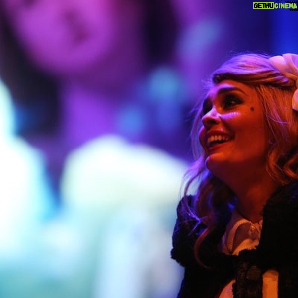 Melânia Gomes Instagram - Porque hoje estamos a celebrar o Dia Mundial do Teatro, o @teatrodonoroestecdv disponibilizou no seu site, vários espectáculos para serem vistos hoje. Pode escolher o que quiser, veja a lista no site. Quem não viu este musical que eu fiz em Viana, “PERDIÇÃO” de @fergom22 (a partir da obra AMOR DE PERDIÇÃO de Camilo Castelo Branco), tem hoje essa oportunidade - link nas minhas stories. Viva o TEATRO! Obrigada @teatrodonoroestecdv , óptima ideia 👏❤️ #diamundialdoteatro #melaniagomes #perdição #melwork @hitmanagement @montenegrotalentsoficial #vianadocastelo #vianaéamor #vianaécultura #quemgostavemquemamafica #vianaficanocoracao #teatroportuguês