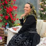 Melânia Gomes Instagram - Fiz um dueto com o Marco Paulo! What?!Sim! Já vão perceber tudo, é só ligar a televisão na @sicoficial “fax a bor”! ❤️ #melaniagomes #melwork @letheshome #vianadocastelo #vianaficanocoracao #quemgostavemquemamafica #vianaéamor #chieira 🎶 @augusto_canario_e_amigos