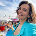 Melânia Gomes Instagram - E siga... 🎶🥳 Beijinhos e boa semana para TODOS! Look @temperatura.oficial @temperatura_anasousa_lisboa Makeup @anitoledomua Hair @ruankenndrewbeauty @_producoes_clandestinas @sicoficial @hitmanagement #melaniagomes #melwork