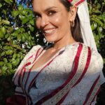 Melânia Gomes Instagram – Sempre me disseram que tinha cara de época… De várias épocas até 😅
Talvez tenha sim. Concordam? 

#melaniagomes #melwork 
Obrigada @viagemmedieval pelos lindos fatos!

@_producoes_clandestinas @sicoficial @hitmanagement 
Makeup e registo @anitoledomua 
Hair @evolution.hairstudio
