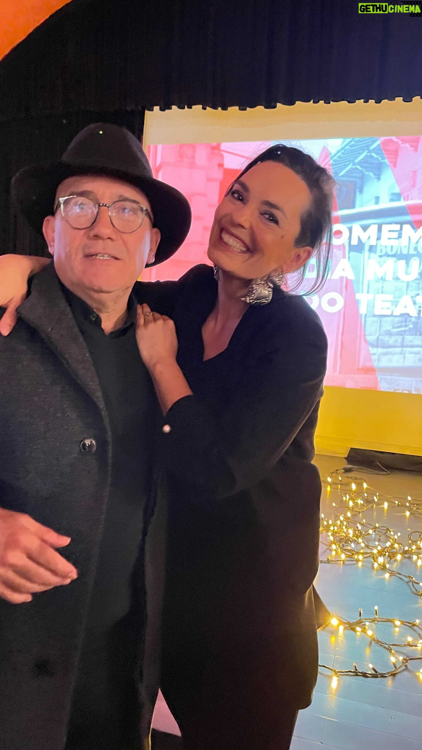 Melânia Gomes Instagram - Adoro homenagens assim, a quem merece, em vida e de surpresa então melhor ainda! Parabéns meu @joseraposoofficial Mereces todas as homenagens desta vida. Adoro-te! ❤️👏 Parabéns @jfcarnide pela ideia, pelo gesto e por envolverem tantos amigos do Zé nesta bonita exposição (que pode ser vista na Junta de Freguesia de Carnide). @miguelraposo e @ricardo_abreu_raposo porque de certeza que ajudaram muito! ❤️ Viva o TEATRO! Viva o nosso Zé!!! 🎭👏