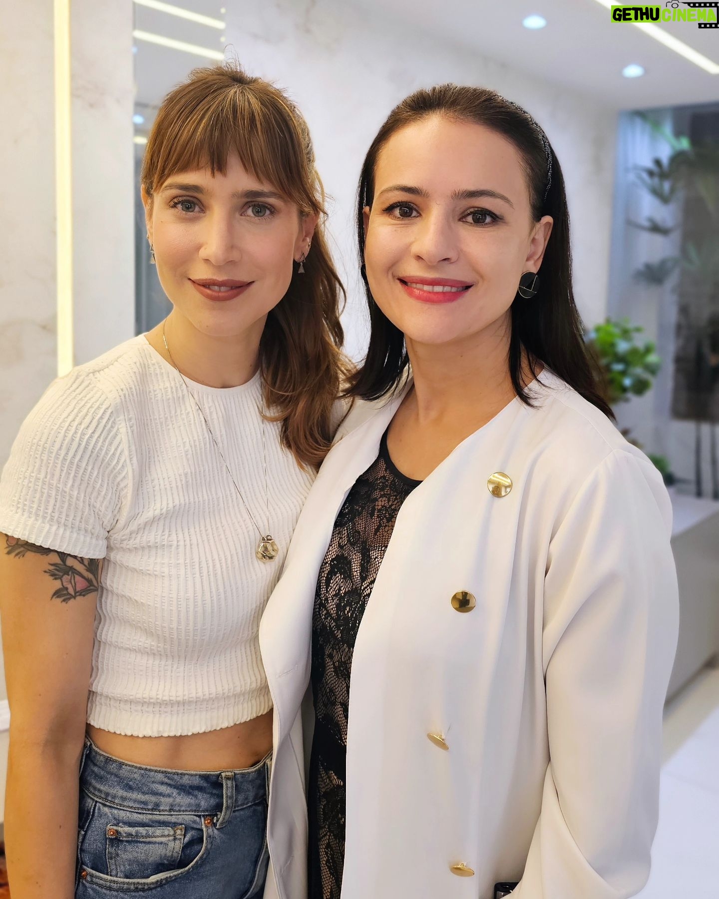 Mel Lisboa Instagram - Carnaval acabou e a realidade vem se debruçando. Hora de se cuidar, meu povo! 💁♀️😌 E ela, minha dermatologista @maira_astur , tem sido fundamental para a saúde e beleza da minha pele. 🫶 Quanto antes a gente começar a se tratar, melhor. Assim, conseguimos fazer tratamentos preventivos, que são menos arriscados e geram resultados naturais ✨️ E agora vambora que o ano tá só começando 🍀💙