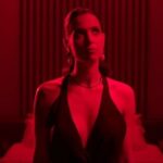 Mel Lisboa Instagram – Confira o Trailer Oficial do filme “Foram os Sussurros Que Me Mataram” estrelado por Mel Lisboa. Escrito e Dirigido por Arthur Tuoto. 09 de Maio nos Cinemas.

Sinopse /

Ingrid Savoy, uma celebridade prestes a entrar em um reality show, passa seus dias confinada em um quarto de hotel. Entre visões premonitórias, um ataque de paparazzi e atentados anarquistas que rebentam pela cidade, a artista vive a constante iminência de um escândalo.

Edição: @byronemes

A EQUIPE QUE FEZ TUDO ACONTECER

Elenco
@mellisboa
@carlinhaerodrigues
@caomentecapto
@isabelaslago
@pedrohsgaeta
@patricksampaiogram

Roteiro e Direção
@arthurtuoto

Produção
@grafoaudiovisual
@antoniorgjunior

Produção Executiva
@raierodrigues
@borgesgpf
@fabi_p13

Financeiro 
@millenamafra
@kevin.Iso 

Direção de Produção 
@maxleean
@andreibuenocarvalho
@dadiaguiar
@victoria_spitzner
@arnon.nogueira

Catering
@levaummimo
@fantinjana
@rosefonseca80

Equipe de Direção
@jessicacandalsato
@anactrn
@prifranzoi
@louisefiedler
@is.a.bele

Produção de Elenco
@jaciararrocha
@vv.vanessavieira

Fotografia 
Eduardo Azevedo
@rsogata
@biancaono
@_guidelamuta
@sofiaatoso

Still
@isalanave

Elétrica e Maquinaria
@mapelobo
@gusprr
sandrodclobo

Arte
@anabona_
@sofiasuplicy
@kijeux
@larissalarissa__
@g0livo
@guenialemos
@fefexter
Duda Cura
@milenabaoba
@michelkuchnier

Figurino
@igorurban
@camilaribasr

Caracterização 
@giu.genari
@giuliameschino

Efeitos Especiais
@rodrigoaragaofx
@fabricio.slr

Som 
@tulioborges.wav
@carmenagulham

Trilha Sonora Original
@felipe_ayres

Montagem
@aristeuaraujo
@raicastor

Pós-Produção de Imagem
@ondafinalizacao

Pós-Produção de Som
@offbeataudio
@alerogoski
Dennys Rocha 

Making of
@destilariatv

Distribuição 
@olharfilmes_
@argelmedeiros
@paulagomes___
@byronemes
@lucastoledo_br
@karina.falmeida
laremi.paixao
@alymuritiba

#ForamOsSussurrosQueMeMataram #TodosFazemParteDoJogo