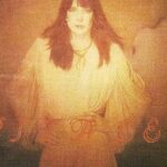 Mel Lisboa Instagram – Falta pouco pra estreia de ‘Rita Lee – Uma Autobiografia Musical’ e olha que incrível essa recriação de Mel Lisboa da icônica capa do disco lançado por Rita Lee em 1980! 

Dez anos depois do sucesso ‘Rita Lee Mora ao Lado’, Mel Lisboa volta a interpretar a roqueira-mor em um espetáculo inédito, desta vez inspirado na autobiografia da cantora, lançada em 2016. 

O texto de Rita, numa narrativa envolvente e perfeita para um musical biográfico, conta do primeiro disco voador avistado por ela ao último porre. Sem se poupar, ela fala da infância e dos primeiros passos na vida artística; de Mutantes e de Tutti-Frutti; de sua prisão em 1976, na ditadura; do encontro de almas com Roberto de Carvalho; das músicas e dos discos clássicos; do ativismo pelos direitos dos animais; dos tropeços e das glórias.

Ao lado de Mel, estão no elenco Bruno Fraga, Fabiano Augusto, Carol Portes, Debora Reis, Flavia Strongolli, Yael Pecarovich, Antonio Vanfill, Gustavo Rezê e Roquildes Junior. 

Com roteiro e pesquisa de Guilherme Samora, direção de Marcio Macena e Débora Dubois e direção musical de Marco França e Marcio Guimarães, o espetáculo estreia dia 26 de Abril no Teatro Porto, em São Paulo. Últimos ingressos à venda em sympla.com.br

(Foto de Priscila Prade, com figurino de Carol Lobato e visagismo de Anderson Bueno)

#cenamusical #teatromusical #musicais #teatro #musical #broadway #broadwaymusical #cultura #theatre #musicaltheatre #agendacultural #saopaulo #ritalee #mellisboa #ritaleeumaautobiografiamusical