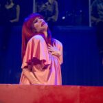 Mel Lisboa Instagram - @mellisboa brilha como Rita Lee em @ritaleeumaautobiografiamusical no @teatroporto Camarim por @rafamarques_fotografo exclusivo para blogdoarcanjo.com @miguel.arcanjo 👼🏽 O musical fez sessão VIP nesta quinta, 2 de maio, e emocionou familiares e amigos de Rita, além de personalidades da cultura e do entretenimento, que aplaudiram fortemente o espetáculo. Noite de pura homenagem à nossa eterna Rainha do Rock. @ritaleeumaautobiografiamusical Roteiro @guilhermesamora Direção @marciomacena @debora.dubois28 Em cartaz de sexta a domingo até 7 de julho no Teatro Porto em São Paulo. Ingressos na Sympla. Assessoria @abalsanelli @instadapombo Curadoria @andreacioli77 #ritalee #ritaleeumaautobiografiamusical #musical #blogdoarcanjo #miguelarcanjo #miguelarcanjoprado #teatro #Cultura #arte