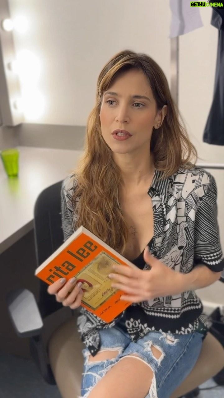 Mel Lisboa Instagram - Mel Lisboa (@mellisboa) fala do impacto que RITA LEE: UMA AUTOBIOGRAFIA causou em sua vida. 💫 A pedido de nossa estrela, Mel está nos palcos, em São Paulo, com o espetáculo “Rita Lee: uma autobiografia musical”, baseado na obra de Rita e com roteiro de @guilhermesamora. 📘 Conta pra gente: qual o impacto que a autobiografia da Rita causou em você?