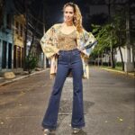 Mel Lisboa Instagram - Ainda sobre ontem: Lookinho bapho do acervo da minha amiga e vizinha maravilhosa @thaislosso (atenção para a calça jeans original da Biba - entendedores entenderão) e jaqueta sucesso absoluto do @art.ricardopinto @ritaleeumaautobiografiamusical