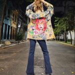 Mel Lisboa Instagram - Ainda sobre ontem: Lookinho bapho do acervo da minha amiga e vizinha maravilhosa @thaislosso (atenção para a calça jeans original da Biba - entendedores entenderão) e jaqueta sucesso absoluto do @art.ricardopinto @ritaleeumaautobiografiamusical