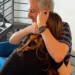 Mel Lisboa Instagram – Roberto de Carvalho emocionou o elenco de @ritaleeumaautobiografiamusical ao assistir a um ensaio 💙 @mellisboa (Rita) e @brfraga (Roberto) celebraram a presença de Roberto.
Roberto fala sobre a experiência de assistir a tudo em primeira mão: “Ah, que delícia me deparar com essa caixinha de surpresas. É como contemplar por frestas invisíveis a história do meu amor, a nossa história, encenada por uma garotada tão talentosa, afinadíssima no sentido musical e espiritual, e viajar no tempo e no espaço para outras épocas em que a vida era tão intensa para nós dois e tantos personagens materializados ali. A Rita (Mel) e o Roberto (Bruno) são um show à parte. Num certo sentido, um aprimoramento do discurso. Tudo tão vibrante, kaleidoscópico. Vambora nessa viagem. Eu vou na primeira fila!”.

Para Mel, esse dia a marcou para sempre. “Ainda estou processando a emoção que foi fazer o ensaio de ‘Rita Lee: uma autobiografia musical” para o Roberto de Carvalho. Peça ainda em construção. Sem peruca, sem figurino, sem adereços, mas inteira de coração. Olhos fixos nos olhos dele que, de muito perto, sorriam e marejavam. Uma honra indescritível poder fazer parte de tudo isso.”

Bruno confessa que estava muito nervoso: “Mas Roberto foi tão bacana, tão receptivo e amoroso que passou! Além de ter sido superemocionante, eu me senti superabraçado por ele!”