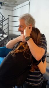 Mel Lisboa Instagram - Roberto de Carvalho emocionou o elenco de @ritaleeumaautobiografiamusical ao assistir a um ensaio 💙 @mellisboa (Rita) e @brfraga (Roberto) celebraram a presença de Roberto. Roberto fala sobre a experiência de assistir a tudo em primeira mão: “Ah, que delícia me deparar com essa caixinha de surpresas. É como contemplar por frestas invisíveis a história do meu amor, a nossa história, encenada por uma garotada tão talentosa, afinadíssima no sentido musical e espiritual, e viajar no tempo e no espaço para outras épocas em que a vida era tão intensa para nós dois e tantos personagens materializados ali. A Rita (Mel) e o Roberto (Bruno) são um show à parte. Num certo sentido, um aprimoramento do discurso. Tudo tão vibrante, kaleidoscópico. Vambora nessa viagem. Eu vou na primeira fila!”. Para Mel, esse dia a marcou para sempre. “Ainda estou processando a emoção que foi fazer o ensaio de ‘Rita Lee: uma autobiografia musical” para o Roberto de Carvalho. Peça ainda em construção. Sem peruca, sem figurino, sem adereços, mas inteira de coração. Olhos fixos nos olhos dele que, de muito perto, sorriam e marejavam. Uma honra indescritível poder fazer parte de tudo isso.” Bruno confessa que estava muito nervoso: “Mas Roberto foi tão bacana, tão receptivo e amoroso que passou! Além de ter sido superemocionante, eu me senti superabraçado por ele!”
