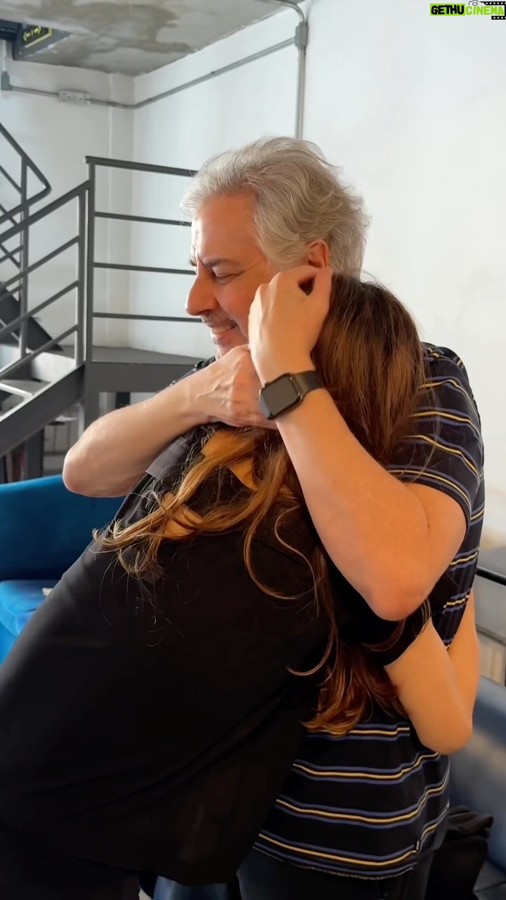 Mel Lisboa - 23.6K Likes - Roberto de Carvalho emocionou o elenco de @ritaleeumaautobiografiamusical ao assistir a um ensaio 💙 @mellisboa (Rita) e @brfraga (Roberto) celebraram a presença de Roberto.
Roberto fala sobre a experiência de assistir a tudo em primeira mão: “Ah, que delícia me deparar com essa caixinha de surpresas. É como contemplar por frestas invisíveis a história do meu amor, a nossa história, encenada por uma garotada tão talentosa, afinadíssima no sentido musical e espiritual, e viajar no tempo e no espaço para outras épocas em que a vida era tão intensa para nós dois e tantos personagens materializados ali. A Rita (Mel) e o Roberto (Bruno) são um show à parte. Num certo sentido, um aprimoramento do discurso. Tudo tão vibrante, kaleidoscópico. Vambora nessa viagem. Eu vou na primeira fila!”.
Para Mel, esse dia a marcou para sempre. “Ainda estou processando a emoção que foi fazer o ensaio de ‘Rita Lee: uma autobiografia musical” para o Roberto de Carvalho. Peça ainda em construção. Sem peruca, sem figurino, sem adereços, mas inteira de coração. Olhos fixos nos olhos dele que, de muito perto, sorriam e marejavam. Uma honra indescritível poder fazer parte de tudo isso.”
Bruno confessa que estava muito nervoso: “Mas Roberto foi tão bacana, tão receptivo e amoroso que passou! Além de ter sido superemocionante, eu me senti superabraçado por ele!”