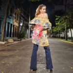 Mel Lisboa Instagram - Ainda sobre ontem: Lookinho bapho do acervo da minha amiga e vizinha maravilhosa @thaislosso (atenção para a calça jeans original da Biba - entendedores entenderão) e jaqueta sucesso absoluto do @art.ricardopinto @ritaleeumaautobiografiamusical