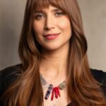 Mel Lisboa Instagram – @mellisboa de look novo por @morganaroch_ ✨✨
Corte longo com leves camadas para dar movimento e uma franja #brigitte, mais longa e super versátil. Uma moldura super charmosa pra quando os fios estiverem presos e muita personalidade! Aprovado por vocês?
Make @marcosherai / Fotos @yoougroup