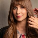 Mel Lisboa Instagram – @mellisboa de look novo por @morganaroch_ ✨✨
Corte longo com leves camadas para dar movimento e uma franja #brigitte, mais longa e super versátil. Uma moldura super charmosa pra quando os fios estiverem presos e muita personalidade! Aprovado por vocês?
Make @marcosherai / Fotos @yoougroup