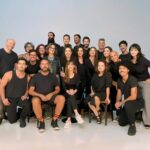 Mel Lisboa Instagram - 📸 Foi aqui que pediram uma foto com (quase) toda a equipe do @ritaleeumaautobiografiamusical? ✨️ Estamos ansiosos para receber você no @teatroporto à partir de 26 de abril! Corre garantir seu ingresso, já tem data esgotada!!! 🤘🎵🎭🎫 Viva Rita!!! Realização: @brancalyone #ritaleeumaautobiografiamusical #ritalee #musical #brancalyoneproducoes