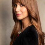 Mel Lisboa Instagram - @mellisboa de look novo por @morganaroch_ ✨✨ Corte longo com leves camadas para dar movimento e uma franja #brigitte, mais longa e super versátil. Uma moldura super charmosa pra quando os fios estiverem presos e muita personalidade! Aprovado por vocês? Make @marcosherai / Fotos @yoougroup