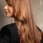 Mel Lisboa Instagram - @mellisboa de look novo por @morganaroch_ ✨✨ Corte longo com leves camadas para dar movimento e uma franja #brigitte, mais longa e super versátil. Uma moldura super charmosa pra quando os fios estiverem presos e muita personalidade! Aprovado por vocês? Make @marcosherai / Fotos @yoougroup