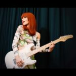 Mel Lisboa Instagram - Fotos que fiz da @mellisboa como Rita pra celebrar o sucesso e a prorrogação da temporada de “Rita Lee: uma autobiografia musical” 💙 Nas imagens, Mel usa um body inspirado no figurino do show de Rita no Hollywood Rock de 1995 (arrasta até o final para ver um vídeo de Rita - gatona - com ele).