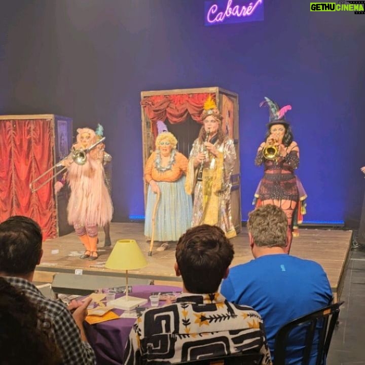 Mel Lisboa Instagram - E pouco antes de entrar novamente em cartaz, fui ao teatro. 🎭❤️✨️ Vá ao teatro vc tb. Tem muita coisa boa por aí. Só neste final de semana foram: - Cabaré Coragem, do @grupogalpao , no @sescbelenzinho - Todas as Coisas Maravilhosas , solo do @kikomascarenhas , no Tucarena @tuca.pucsp - A História Sem Fim , com a minha comadre @acarolbadra , no SESI Paulista.