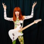 Mel Lisboa Instagram - Fotos que fiz da @mellisboa como Rita pra celebrar o sucesso e a prorrogação da temporada de “Rita Lee: uma autobiografia musical” 💙 Nas imagens, Mel usa um body inspirado no figurino do show de Rita no Hollywood Rock de 1995 (arrasta até o final para ver um vídeo de Rita - gatona - com ele).