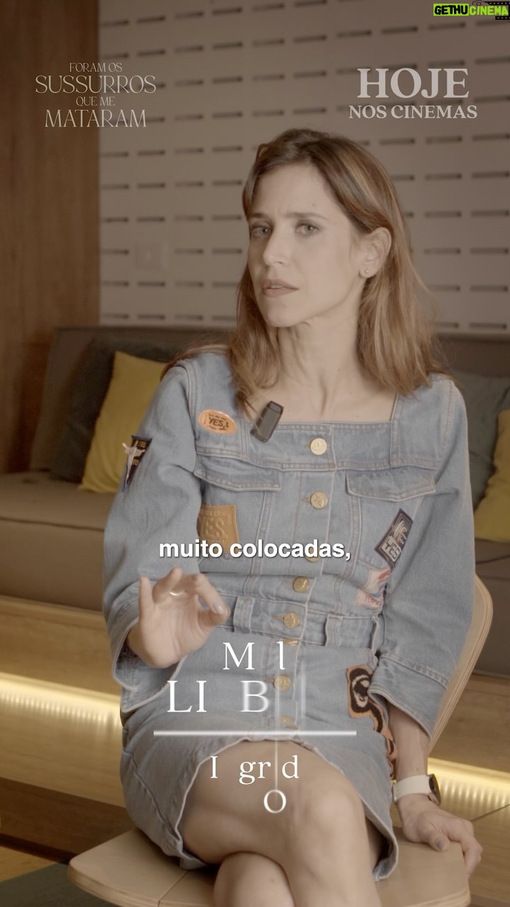 Mel Lisboa Instagram - O elenco de “Foram os Sussurros que Me Mataram” conta um pouco sobre a experiência do processo de atuação no filme. Este é o primeiro vídeo de uma série de depoimentos sobre o universo do longa. Confira a programação em nosso feed e assista HOJE nos cinemas! Viva o Cinema Nacional! #TodosFazemParteDoJogo #ForamOsSussurrosQueMeMataram #PraTodosVerem cinco integrantes do elenco estão sentados em uma sala e fazem depoimentos sobre o filme.
