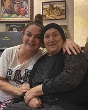 Melahat Abbasova Instagram - 😭😭😭 Bayramın mübarek annem. 😭😭😭 Mukaddes günde bizi terk edeli 2 gün oldu cennetlik annem😭 .Sen bana ALLAHIN bir lütfuydun. Evet beni  sen doğurmadın. Kan bağımız yok. 33 yılda hep sevgini gördüm Annem!! Ananların anası annem. Mekanın cennet olsun CENNETLİK KADIN!! Babamın, Oğlunun yanında huzurla uyu. Seni çok ama çok seviyorum. Ve seni Sonsuzadek özleyecem Canım annem. ALLAH sana rahmet eylesin🙏🙏🙏 😭😭