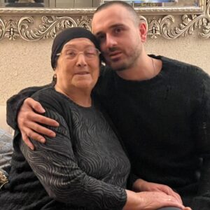 Melahat Abbasova Instagram - Ve son😭😭😭 Dün evimde melek oldun canım annem😭 Sana kayınvalide diyemiyorum çünkü bana annelik yaptın. Sen annelerin annesiydin melek yüzlüm. Sen evimin direyiydin güzel annemmm. İyiylik , yardımsever  asil bir kadındın, annem😭  Hepimiz perişanız😭 seni çok ama çok özleyeceğiz annem. İyiki.  benim annem oldun. İyiki çocuklarımın senin gibi bir babaannesi oldun. Dün bana bakan son bakışlarını, bana hoşçakal diye el sallamanı asla unutmayacağım. O son bakışın beni benden aldı annem😭😭😭Hakkın ödenmez anne. Sana her şey için teşekkür ediyorum Annem🙏🙏🙏Mekanın cennet olsun annem. Nurlarda yat. ALLAH SANA RAHMET EYLESİN🙏🙏🙏😭😭😭