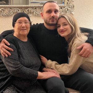 Melahat Abbasova Instagram - Ve son😭😭😭 Dün evimde melek oldun canım annem😭 Sana kayınvalide diyemiyorum çünkü bana annelik yaptın. Sen annelerin annesiydin melek yüzlüm. Sen evimin direyiydin güzel annemmm. İyiylik , yardımsever  asil bir kadındın, annem😭  Hepimiz perişanız😭 seni çok ama çok özleyeceğiz annem. İyiki.  benim annem oldun. İyiki çocuklarımın senin gibi bir babaannesi oldun. Dün bana bakan son bakışlarını, bana hoşçakal diye el sallamanı asla unutmayacağım. O son bakışın beni benden aldı annem😭😭😭Hakkın ödenmez anne. Sana her şey için teşekkür ediyorum Annem🙏🙏🙏Mekanın cennet olsun annem. Nurlarda yat. ALLAH SANA RAHMET EYLESİN🙏🙏🙏😭😭😭