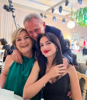 Melahat Abbasova Instagram - Doğumgünün kutlu olsun güzel insan, evezolunmaz güzel baba. İyiki varsın. İyiki doğdun. ALLAH sana uzun ömür versin .Mutlu, huzurlu, işlerinde başarılar diliyorum. Sonsuzadek hep beraber yüzümüz gülsün . Seni çok seviyoruz🎂🎂🎂🎂❤️❤️❤️