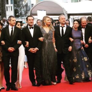 Mélanie Doutey Instagram - La classe ou pas ?!!!!! #legrandbain @autopromodegilleslellouche #mathieuamalric @marinafois @guillaumecanetofficiel @leilabekhti @virginieefira @benoitpoelvoorde @noee_abita @philippekaterine @jonathanzaccai #felixmoati @albanivanov #jeanhuguesanglade @lopi_lopez @lanvinofficial