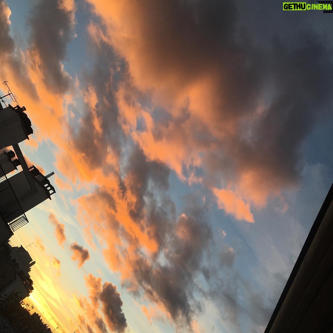 Mélanie Doutey - 1.1K Likes - Sur la route de la nuit #sansdessusdessous #parisjetaime #sunsetà17h