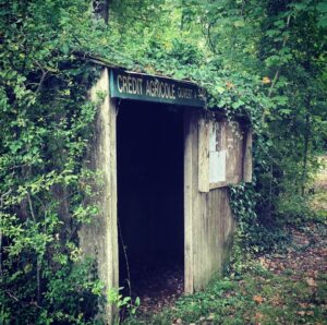 Mélanie Doutey Instagram - Suis passée à la banque #dimanchealacampagne #onoubliepaslessentiel
