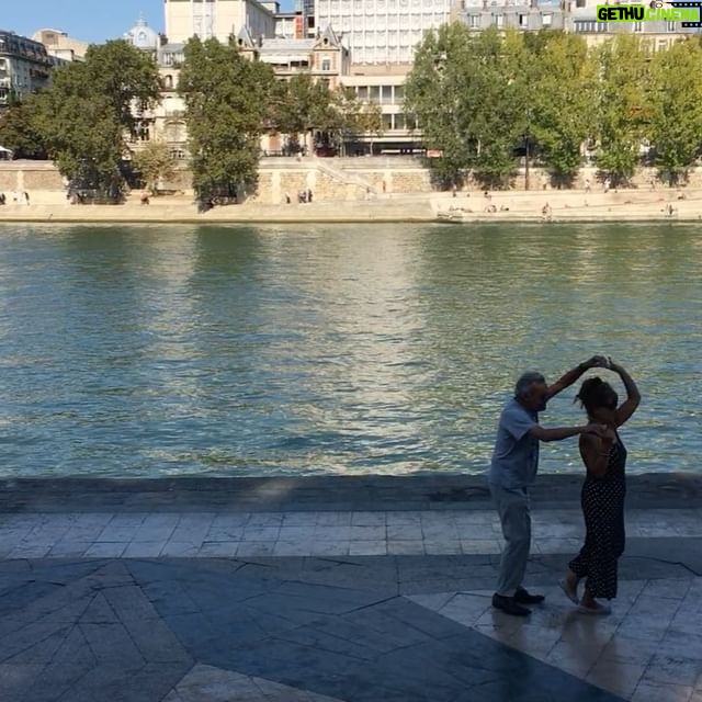 Mélanie Doutey - 1.6K Likes - Danse sur Seine #parisjetaime