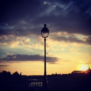 Mélanie Doutey Instagram - Revoir Paris #parisjetaime #etaumilieusedresselalumiere