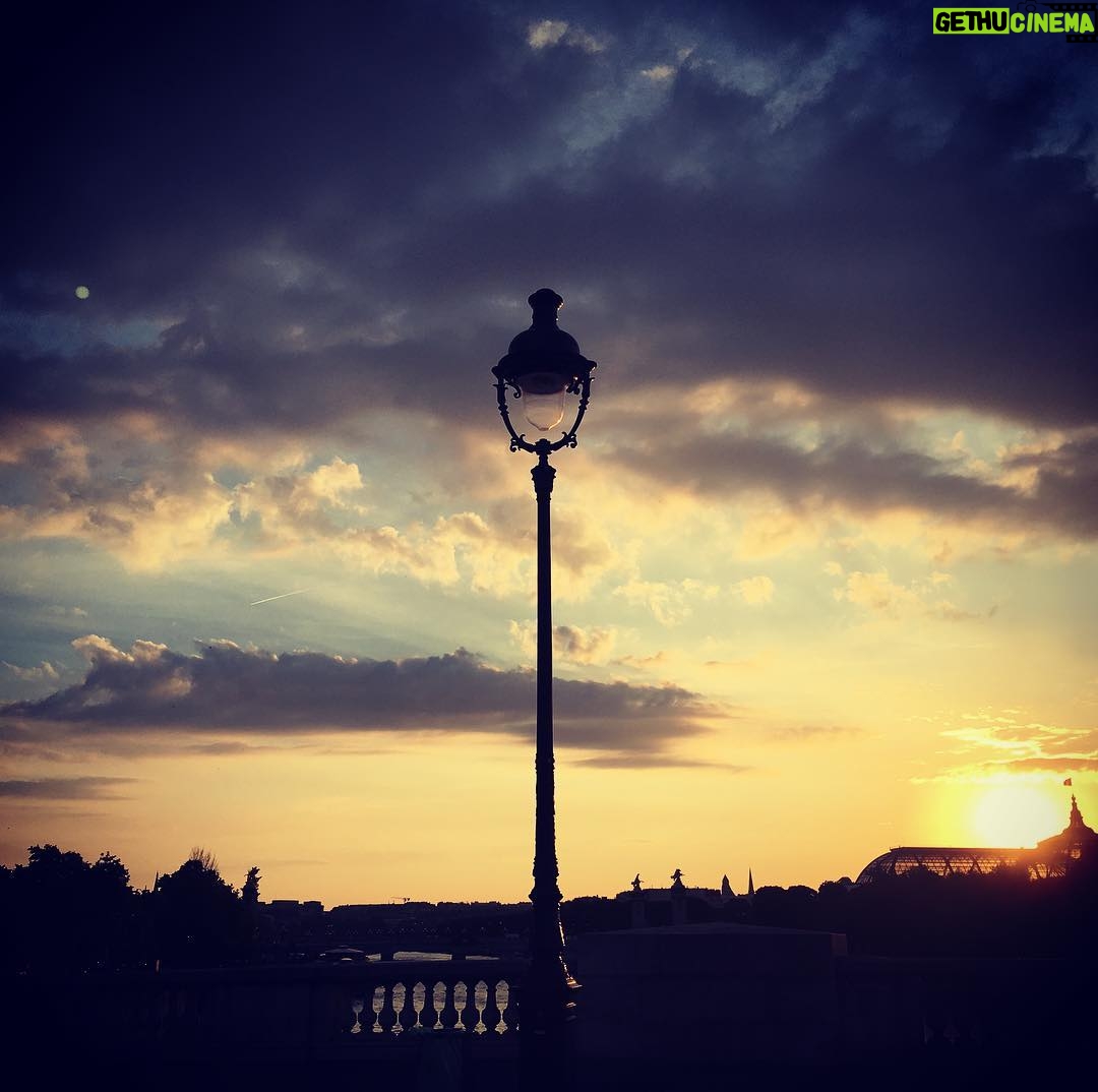 Mélanie Doutey - 2.1K Likes - Revoir Paris #parisjetaime #etaumilieusedresselalumiere