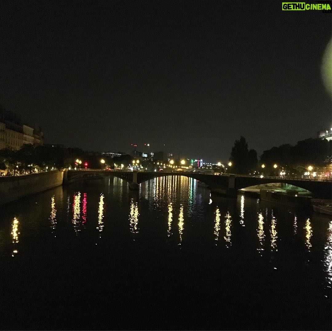 Mélanie Doutey - 1K Likes - Paris by night #parisjetaime #lacaravanepasse #laisseaboyerleschiens