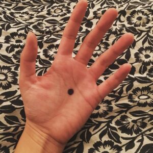 Mélanie Doutey Instagram - Le point noir un code pour aider les victimes sous emprise a en parler #lepointnoir #blackdotfrance #journeedelaviolencefaiteauxfemmes