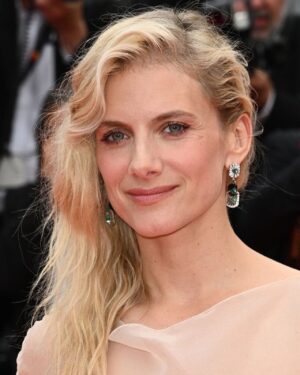 Mélanie Laurent Instagram - Mélanie tonight at the 75th Annual Cannes Film Festival ❤️

Dressed by @giorgioarmani 
Jewelry : @cartier 
Hair : @johnnollet 
Make up : @christophedanchaud_