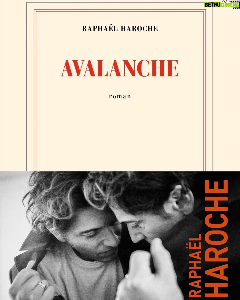 Mélanie Thierry - 5.6K Likes - Sort aujourd’hui chez vos libraires , le premier roman de mon homme , Avalanche . Et je suis sérieusement émue , qu il soit à vous aujourd’hui, sur votre table de chevet peut être ce soir , dans les jours qui viennent . Avant que Raphaël me le donne à lire , je l ai vu assis au bout de la table de la cuisine, des nuits entières, à l Aube . Je me demandais ce qui allait en sortir de cette solitude dans laquelle il plongeait . Ceux avec qui il vivait m échappaient . Maintenant je les connais Leonard et Nic, et je comprends pourquoi il les protégeait autant la nuit . Je l aime tant ce roman , envie de le relire sans cesse . On n a plus envie de les quitter .