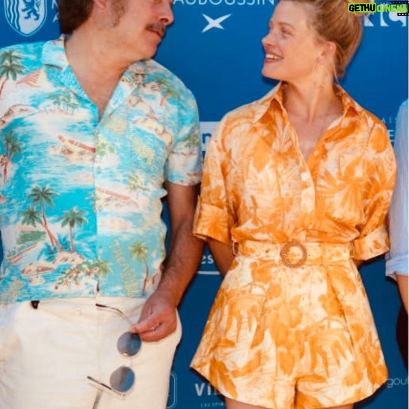 Mélanie Thierry - 4.3K Likes - Elles sont pas mal assorties ces chemises .. on pourrait se dire que l on quitte la plage et aller direct au photocall d Angoulême .. , et les chansons de Philippe Katerine résonnent dans le film Tralala , tout comme celles de @jeannecherhal @bertrand_belin @etienne.daho @kerenannmusic @dominiquea @seinlavie