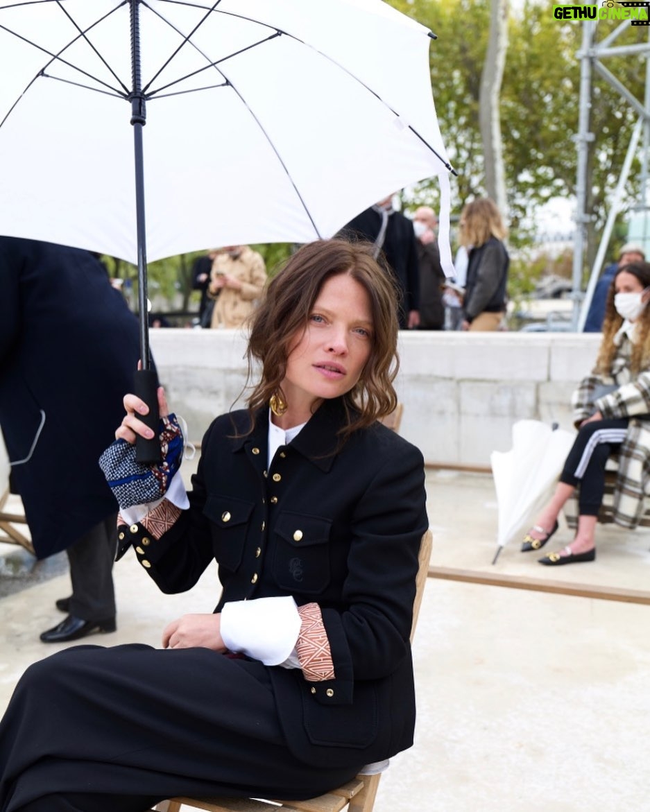 Mélanie Thierry - 4.5K Likes - Au défilé @chloe , hier , C était étrange cette ambiance de fashion show , on se demande un peu ce qu on fout la , en plus il flotte .
Et puis , Natacha nous offre à voir , quelque chose de très émouvant , de si sensible , un spectacle singulier qui donne de la perspective à tout ce bazar que l’on traverse . Natacha a toujours un point d avance . C était un bel échappatoire . Merci @nramsaylevi @tatsuparis @etiennesekola