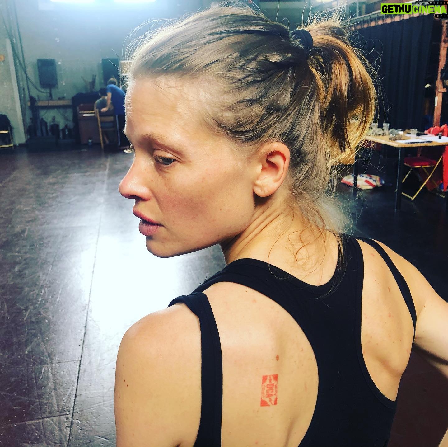 Mélanie Thierry - 4.2K Likes - Tamponné Par la DCA , une semaine dans le laboratoire de Phillipe Decouflé . Ces journées de danse m ont rendu si heureuse
