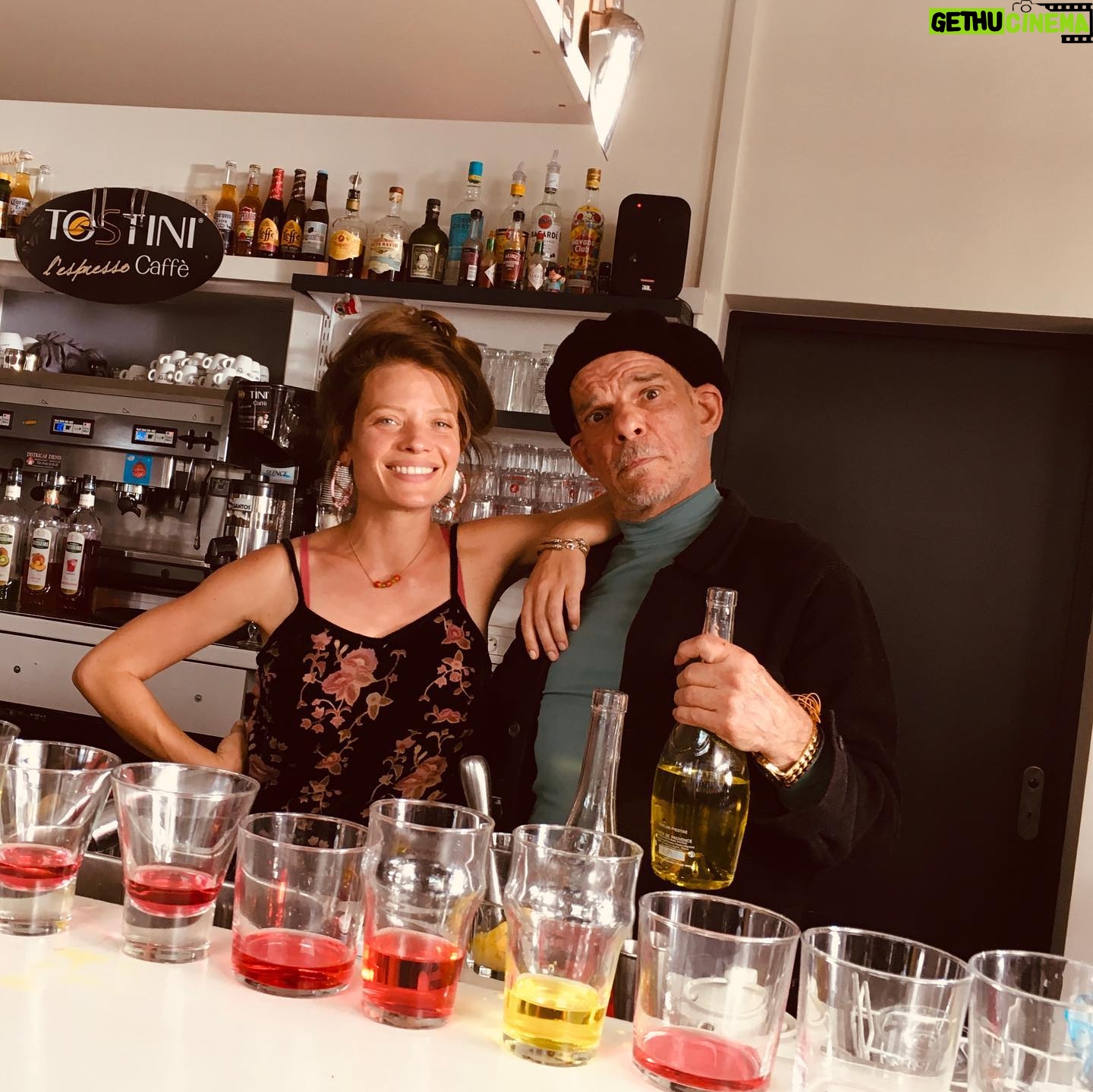 Mélanie Thierry - 3.2K Likes - Clap de fin , on a quitté Lourdes , des bidons d eau de la source , des vierges à gogos dans les bagages !!
On était heureux au pied de la montagne , une fine équipe #les frères Larrieu , @seinlavie #mathieuamalric @josianebalaskooff @bertrand_belin @galateabellugi #denislavant#arnaudlarrieu #jeanmarielarrieu